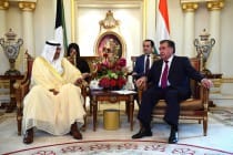Leader of the Nation meets First Deputy Prime Minister and Minister of Foreign Affairs of the State of Kuwait