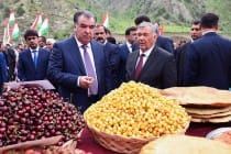 Leader of the Nation in Romit visited an exhibition of folk handicrafts, agricultural products and medicinal plants