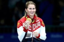 Inna Deriglazova of Russia wins Olympic gold in women’s foil individual