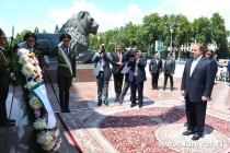 Pakistan PM Nawaz Sharif laid a wreath at Ismoili Somoni monument in Dushanbe