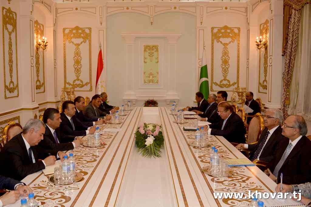 Tajik, Pakistan PMs hold talks in Dushanbe1