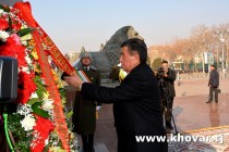 President of the Kyrgyz Republic Sooronbay Jeenbekov laid a wreath at the Ismoili Somoni monument