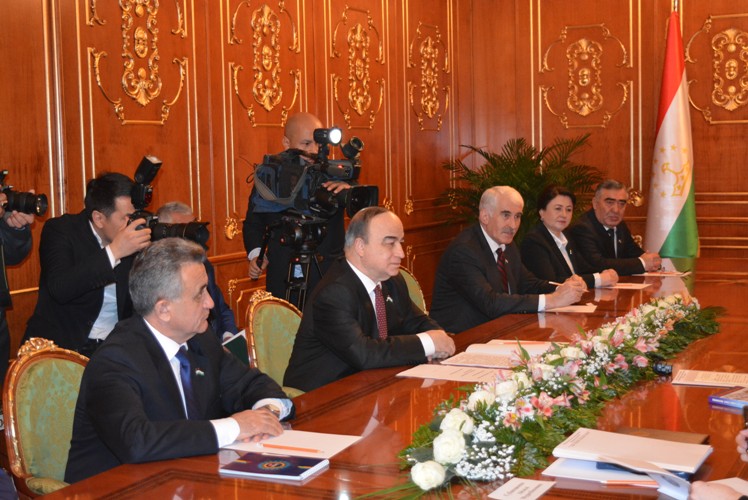 Tajik Parliament Speaker Shukurjon Zuhurov meets with Kyrgyz President Sooronbay Jeenbekov1