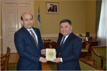Ambassador of Tajikistan in Germany gifts to Ambassador of Uzbekistan the book “Bahoriston” of Abdurahmoni Jomi