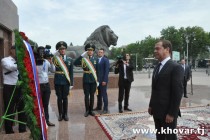 Dmitry Medvedev laid a wreath at the Ismoili Somoni monument in Dushanbe