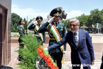 Chief Executive of the Islamic Republic of Afghanistan Dr. Abdullah Abdullah laid a wreath at the Ismoili Somoni monument in Dushanbe