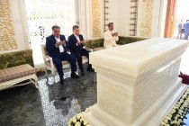 Tajikistan President Emomali Rahmon laid flowers at the tomb of Islam Karimov