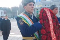 Minister of Foreign Affairs of the Kyrgyz Republic Lays a Wreath at the Ismoil Somoni Monument in Dushanbe