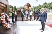 Pakistani PM Sharif Lays a Wreath at the Ismoil Somoni Monument in Dushanbe